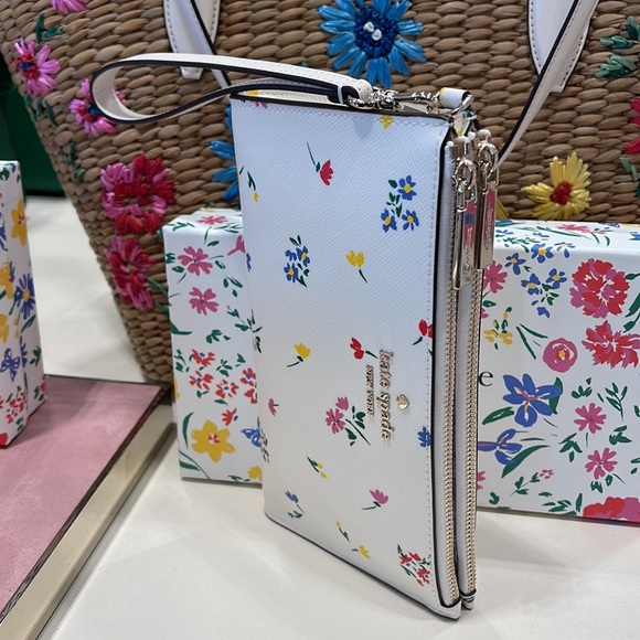Kate Spade Staci Garden Bouquet Boxed Zip Wristlet
Cream Multi - Picture 6 of 16